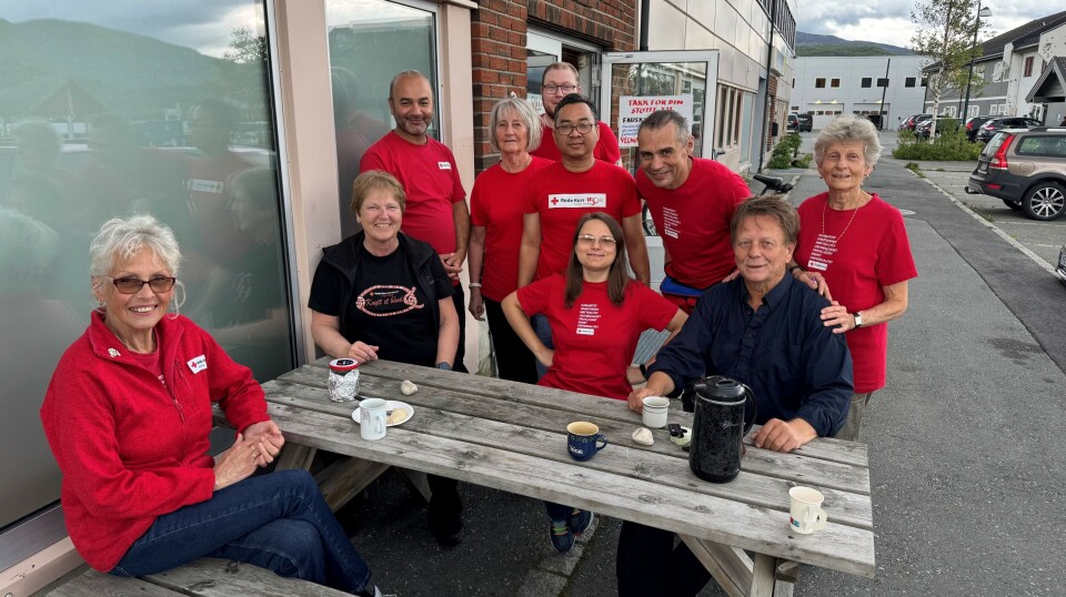 KLARE FOR NYE KUNDER. Denne gjengen har stått på for å få den nye bruktbutikken til Fauske Røde Kors klar for åpning.