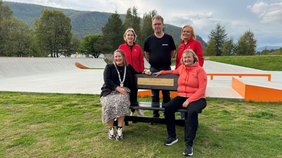 BENK TIL SALTDAL. Gaven til Saltdal kommune ble satt stor pris på. Bak fra venstre: Anette S. Hüttepohl (Polar Kraft), Sverre Breivik (Saltenposten) og Astrid Jakobsen (Polar Kraft). Foran på benken: varaordfører Sara Lundbakk og folkehelsekoordinator Solveig Strøm