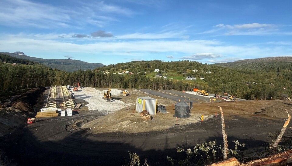 STORT OMRÅDE. Nedenfor den gamle butikktomta ved E6 på Kvarv blir det nå klargjort et område der det skal settes opp brakkerigger.