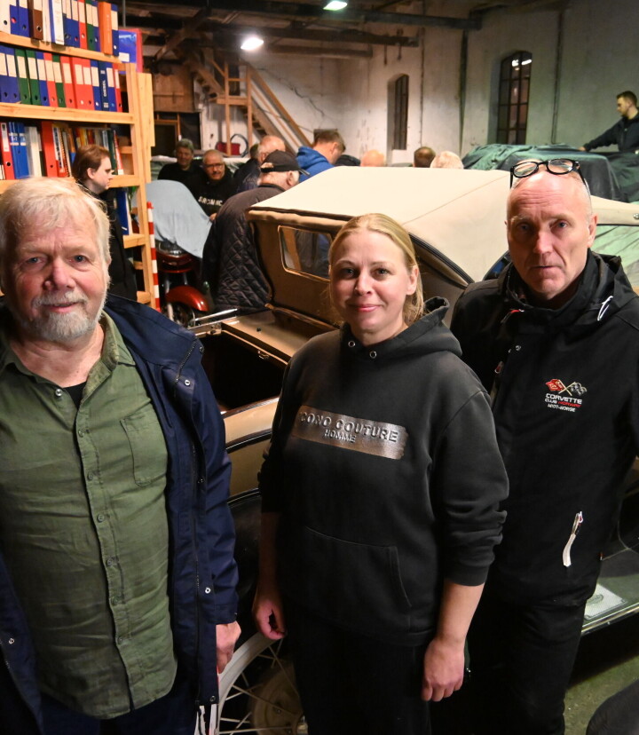Det er fullt av mannfolk og biler, men det er Anita som er sjefen