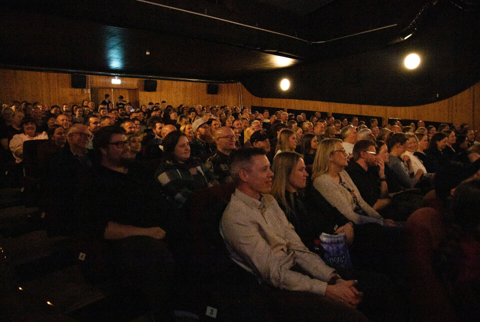 FULLT. Det var fullt på Erlend Osnes i Fauske kino, men når det er filmframvisning er det noen som klager på lyset i nødutganger.