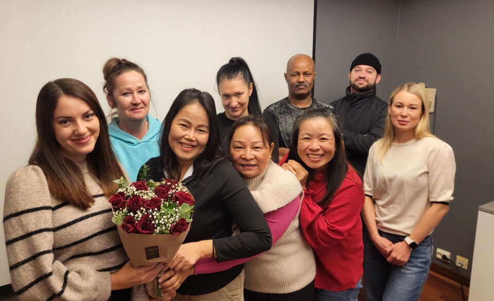 FIKK BLOMSTER. Første kurs ferdig og neste fullbooket. Fra venstre Kassandra Petsa (lærer), Jadwiga Lucyna Falkowska (Polen), Khwanchira Taku (Thailand), Inga Klopka (Ukraina), Nongnuch Ramberg (Thailand), Girmay Tesfamichael (Eritrea), Sawat Wicharsung (Thailand), Vadim Danylenko (Ukraina) og Natalia Naumova (Ukraina).