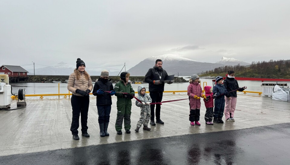ÅPNET KAIA. Den nye kaia på Strøksnes ble høytidelig åpnet onsdag denne uka. Her holder ordfører Kolbjørn Mathisen tale mens barn og unge fra Nordsia oppvekstsenter holder snora som skal klippes. - Jeg vil takke alle som har bidratt til å realisere dette prosjektet – både de som har planlagt, bygd og støttet opp om arbeidet, sa ordføreren.
