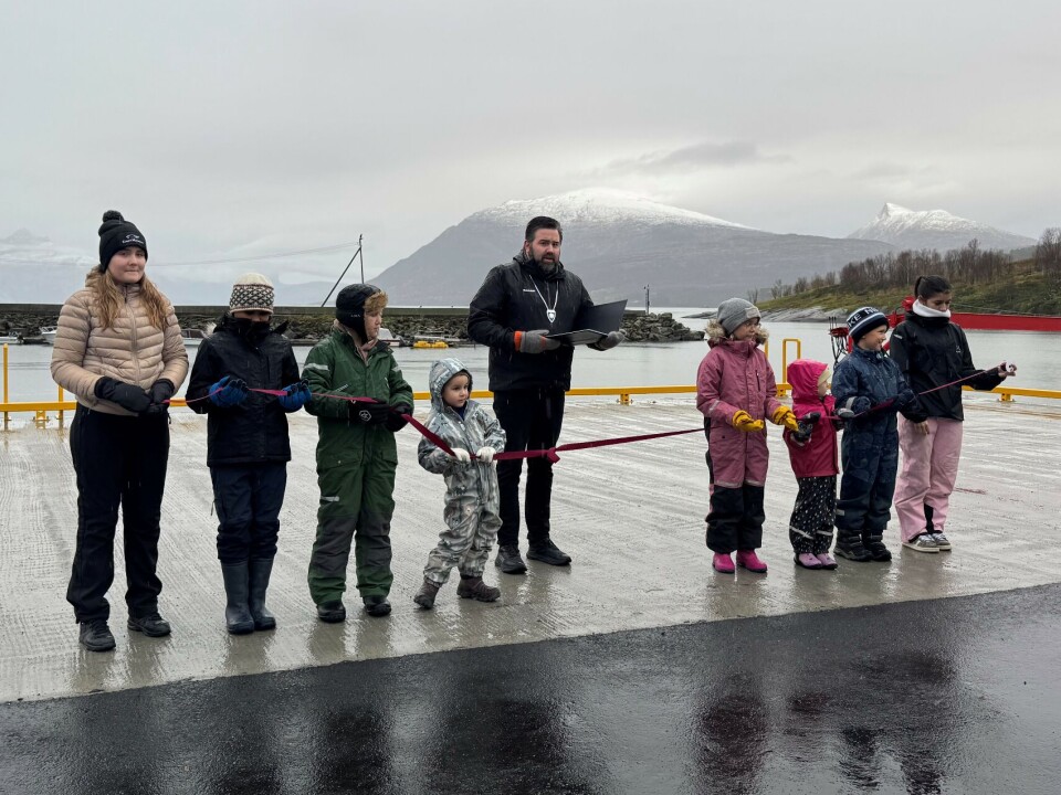 ÅPNET KAIA. Ordfører Kolbjørn Mathisen hadde passende nok med seg representanter fra den oppvoksende slekt, også da sen nye kaia på Strøksnes ble høytidelig åpnet sist uke. På bildet ser vi barn og unge fra Nordsia oppvekstsenter som får holde i snora som skal klippes.