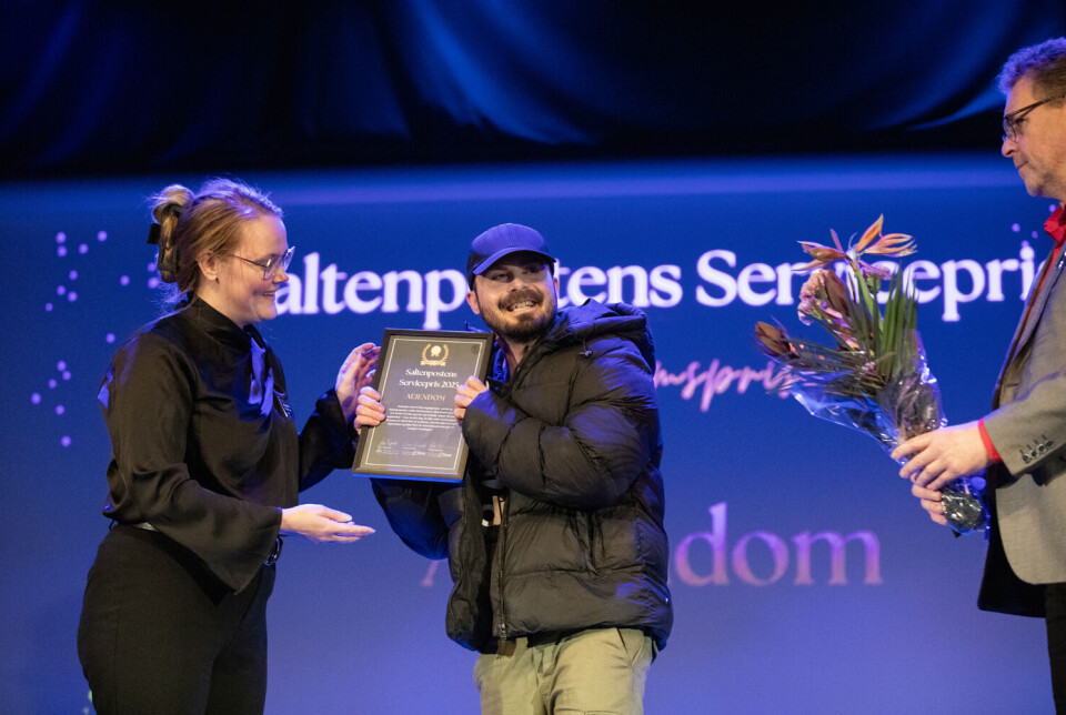 OVERRASKET. Daglig leder i Aeiendom AS, Øyvin Dybvik, hadde ikke forventet å gå helt til topps i kåringen til Saltenpostens Servicepris under årskonferansen til Fauske Næringsfourm. Prisen ble delt ut av daglig leder Aina Fagereng i Fauske Næringsforum, og daglig leder Sverre Breivik i Saltenposten.