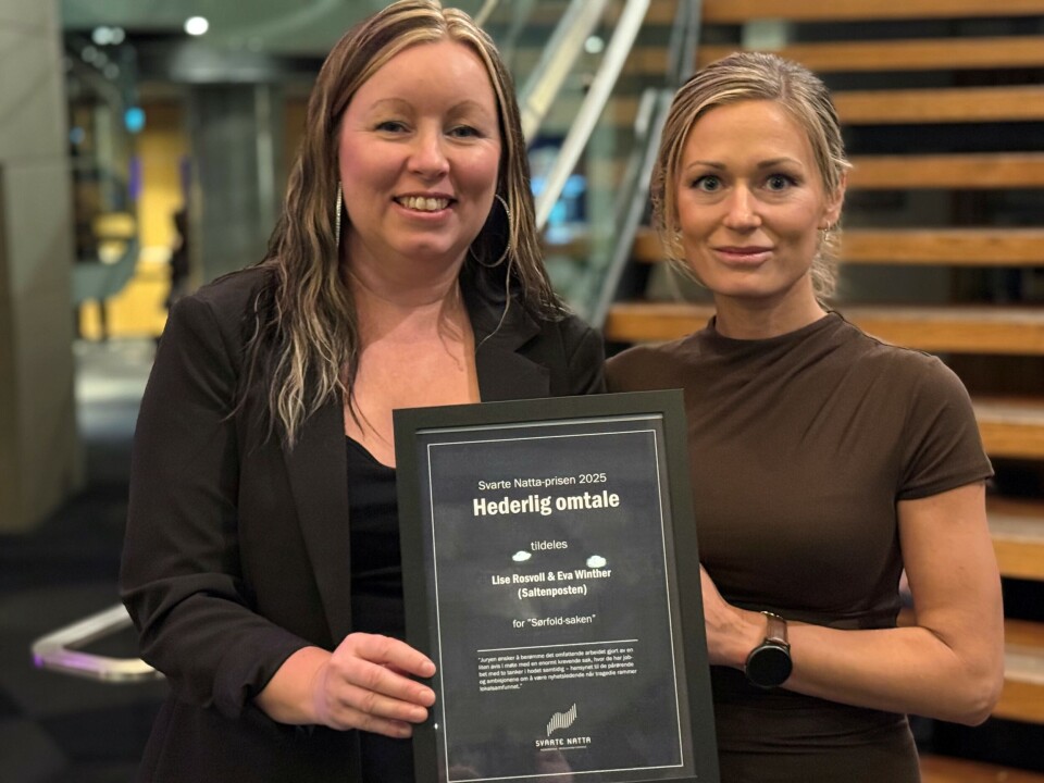 PRISVINNERE. Saltenpostens journalister Eva S. Winther (t.v.) og Lise Ailin Rosvoll fikk hederlig omtale for sin jobb med trippeldrapene i Sørfold.