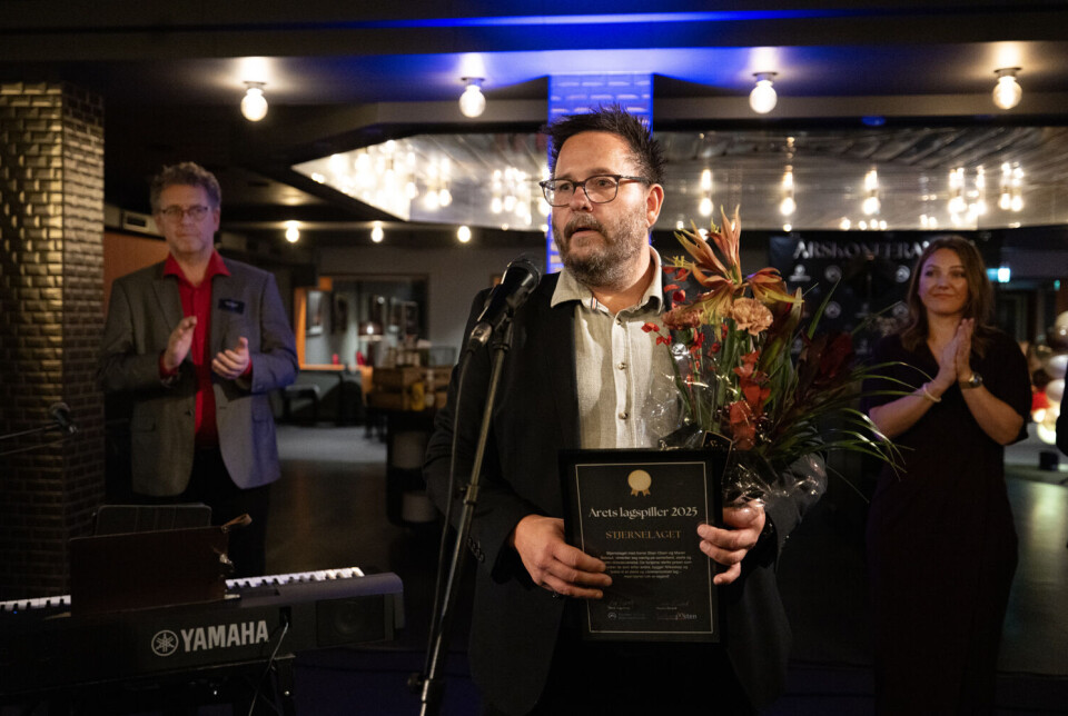 VANT PRISEN. Stian Olsen tok imot prisen på vegne av Stjernelaget under Fauske Næringsforums festmiddag på Fauske hotell. Daglig leder i Saltenposten Sverre Breivik (t.v.) var med i juryen sammen med Kari Haugberg fra Elkem.