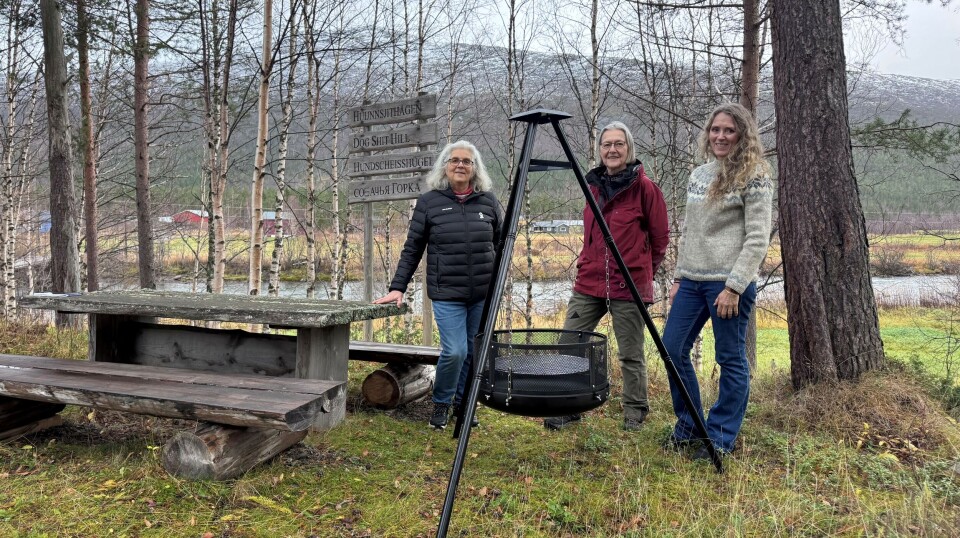 DELTE UT. Sølvi Ågnes i Saltenposten (t.h.) delte ut bålpanna til Junkerdal Grendelag som ble tatt imot av Rutt Gustavsen (t.v.) og Randi Torland.