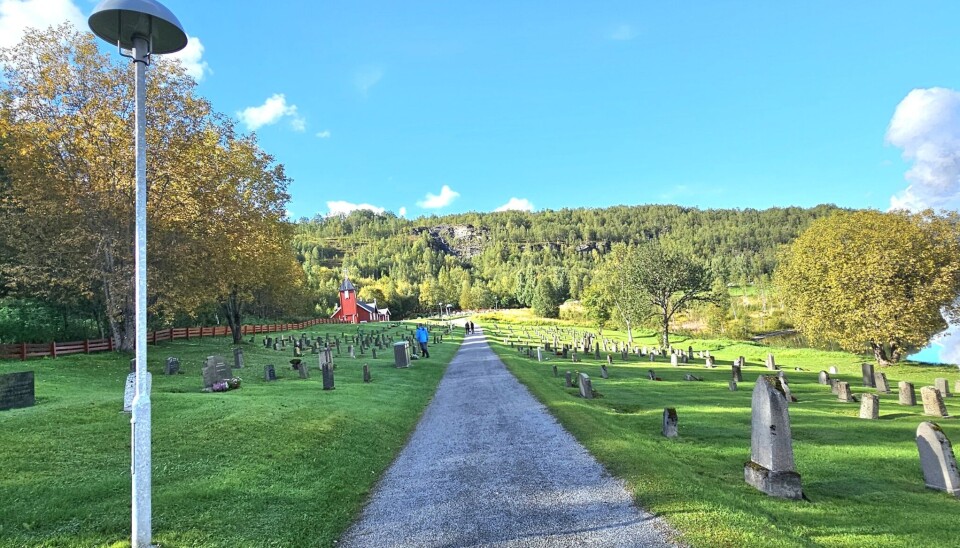 MINNELUND. Søndag vil historielaget i Sulitjelma overlevere en navnet minnelund på kirkegården i Sulitjelma til kirkegården. En søyle med plass til 30 navn er under montering.