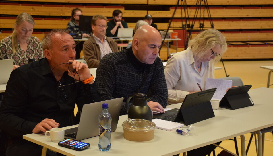 SA I FRA. Høyre-politiker Ole André Lilleløkken (i midten) reagerer på at rapporten om økonomifunksjonen i kommunen er åpen for offentligheten. Her er han flankert av partikollegene Sten-Robert Hansen og Heidi Skogheim. I bakgrunnen sitter Beate Lill Pedersen og Gisle Hansen fra Sp.