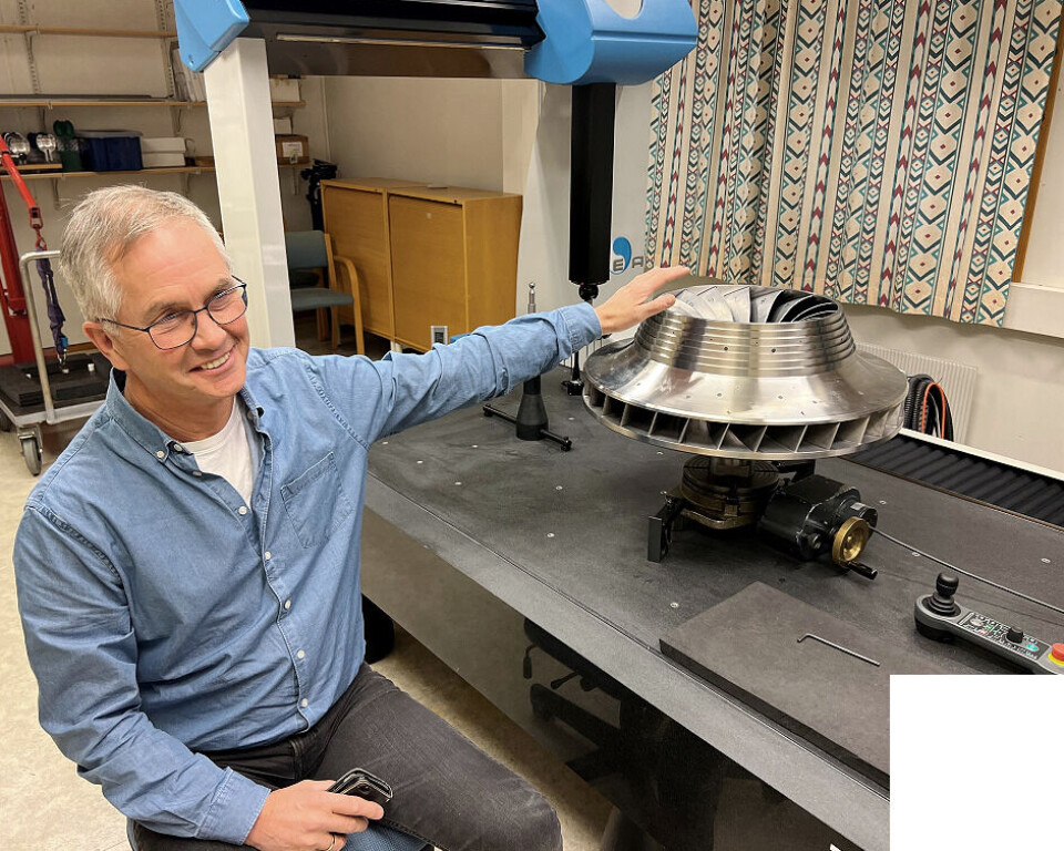 LØPEHJUL. Her ser vi teknisk ansvarlig Jonny Åsheim med en modell av løpehjulet.