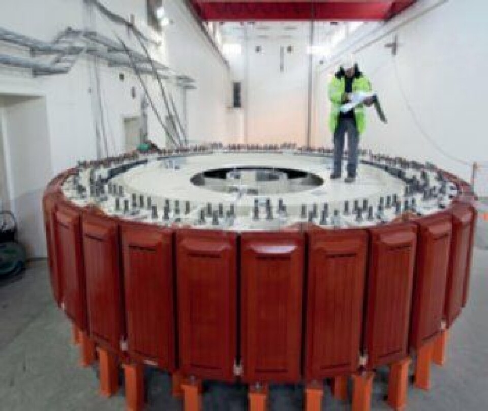 POLER. Produksjon av poler starter i disse dager. Illustrasjonen viser rotoren på en tilsvarende generator som de i Kobbelv. Polene er delene som er malt i rødt.