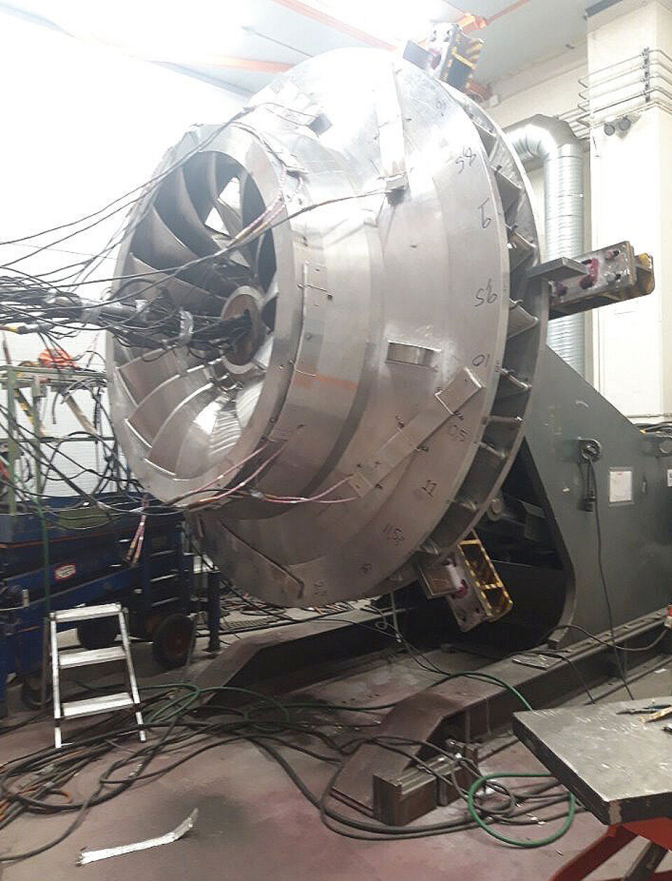 SAMMENSVEISING. Første løpehjul under sammensveising hos Aker Solutions på Tranby. 13 tonn ferdigvekt.