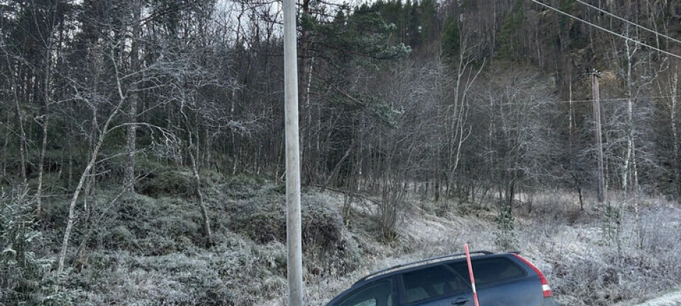 Bil havnet utenfor veien - politiet leter etter føreren