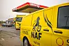 Gule NAF-biler parkert ved en Circle K-bensinstasjon.