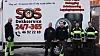 En gruppe ansatte i arbeidsklær står foran en varebil merket SKO Dekkservice.